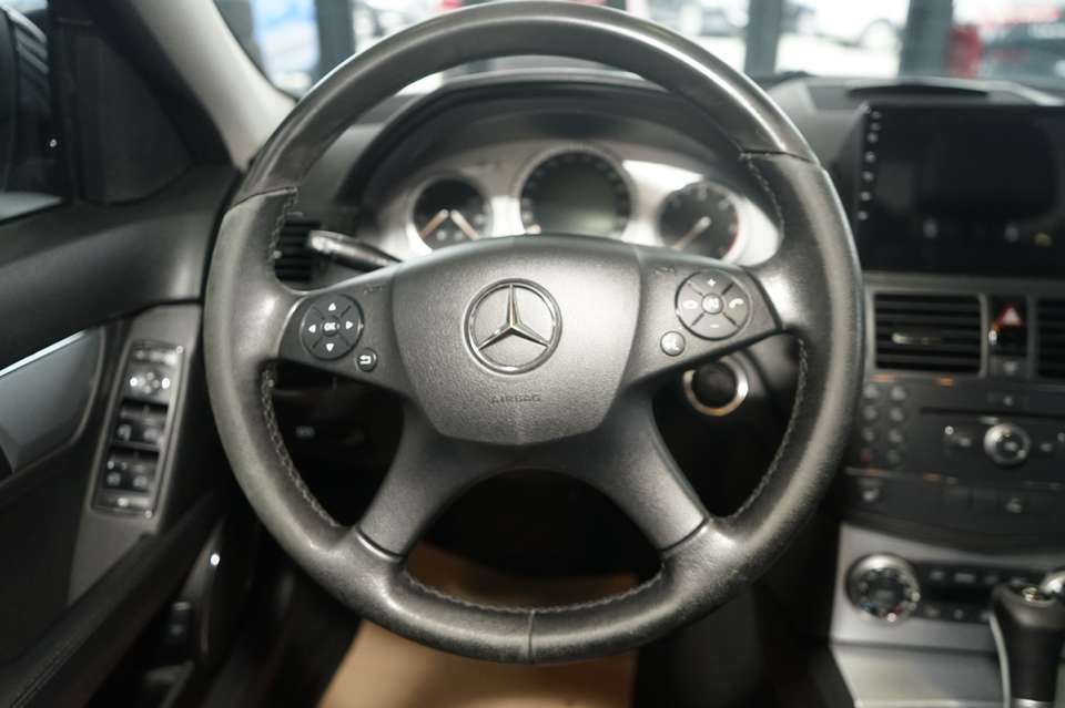 Mercedes-Benz C 320 - Imagem 9