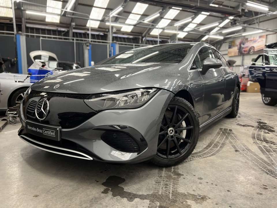 Mercedes-Benz EQE 300 - Imagem 1