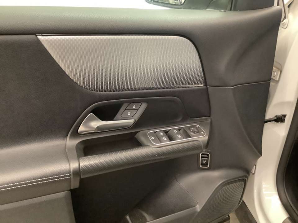 Mercedes-Benz GLB 180 - Imagem 12