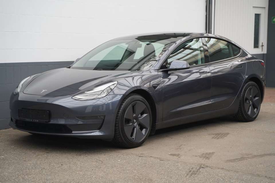 Tesla Model 3 - Imagem 1