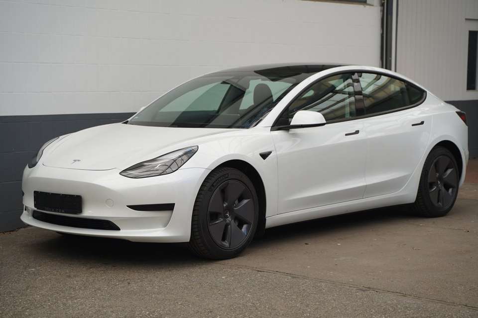 Tesla Model 3 - Imagem 1