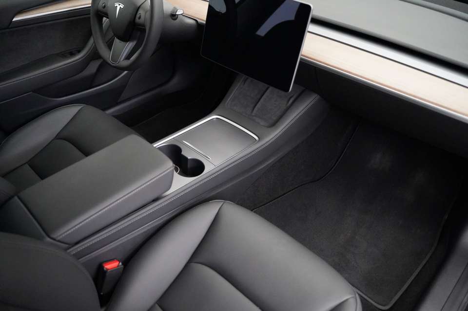 Tesla Model 3 - Imagem 12