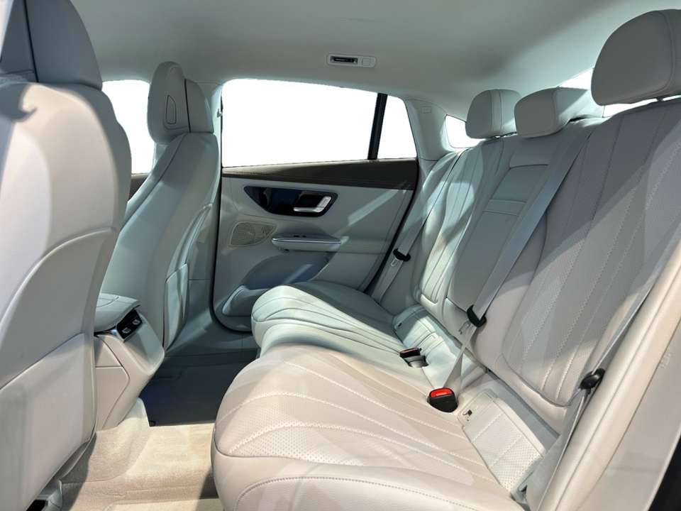 Mercedes-Benz EQE 300 - Imagem 9