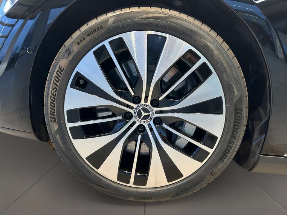Mercedes-Benz EQE 300 - Imagem 10