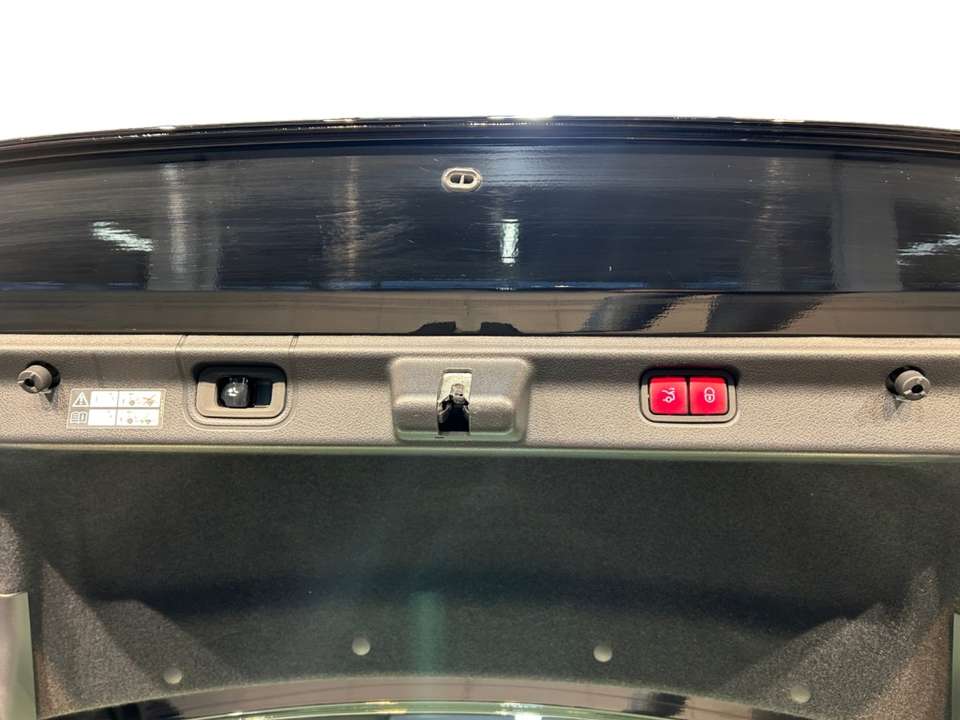 Mercedes-Benz EQE 300 - Imagem 15