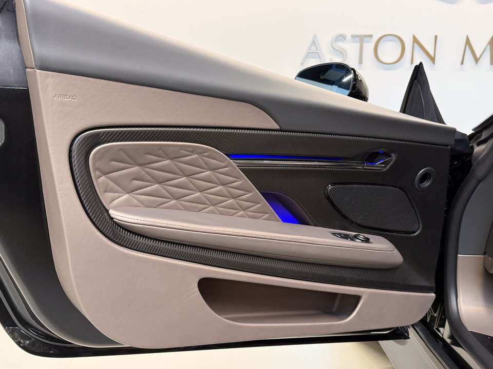 Aston Martin DB12 - Imagem 14