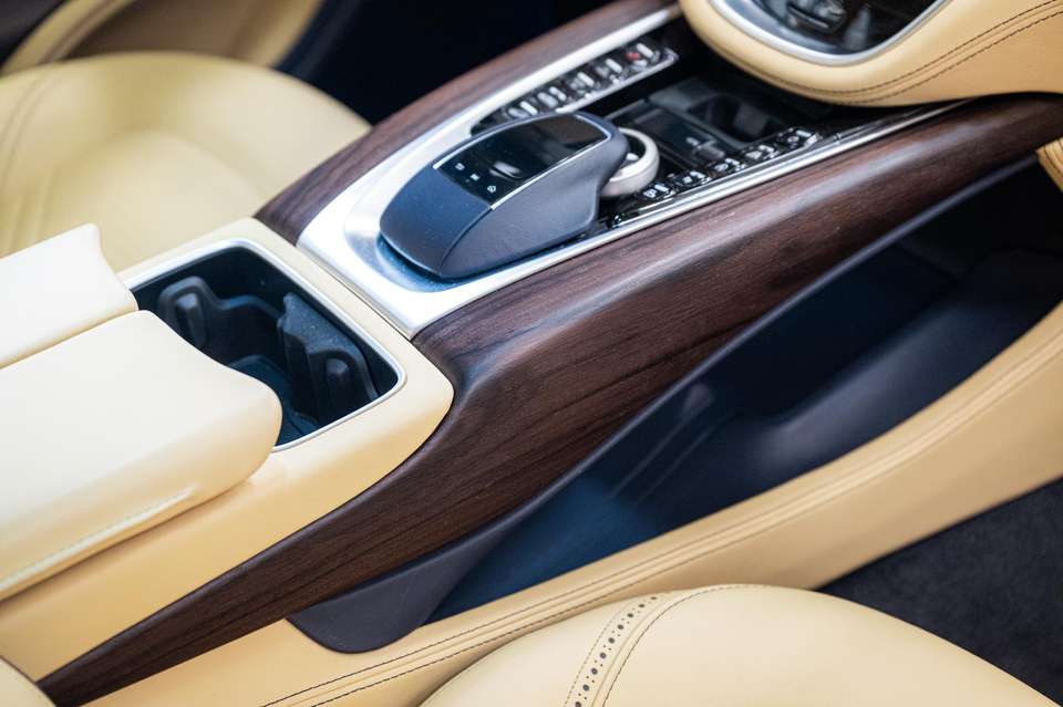 Aston Martin DBX - Imagem 12