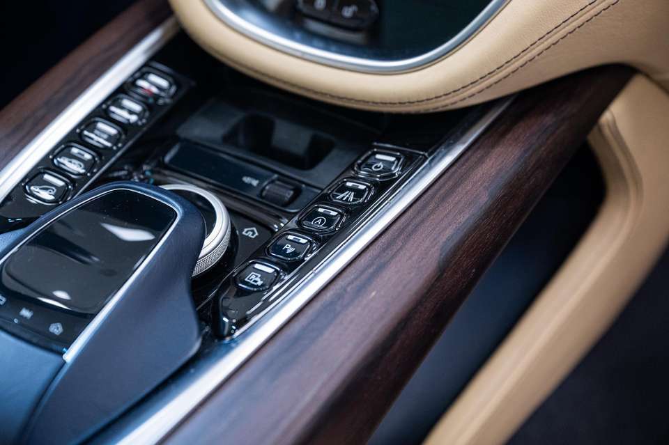 Aston Martin DBX - Imagem 14