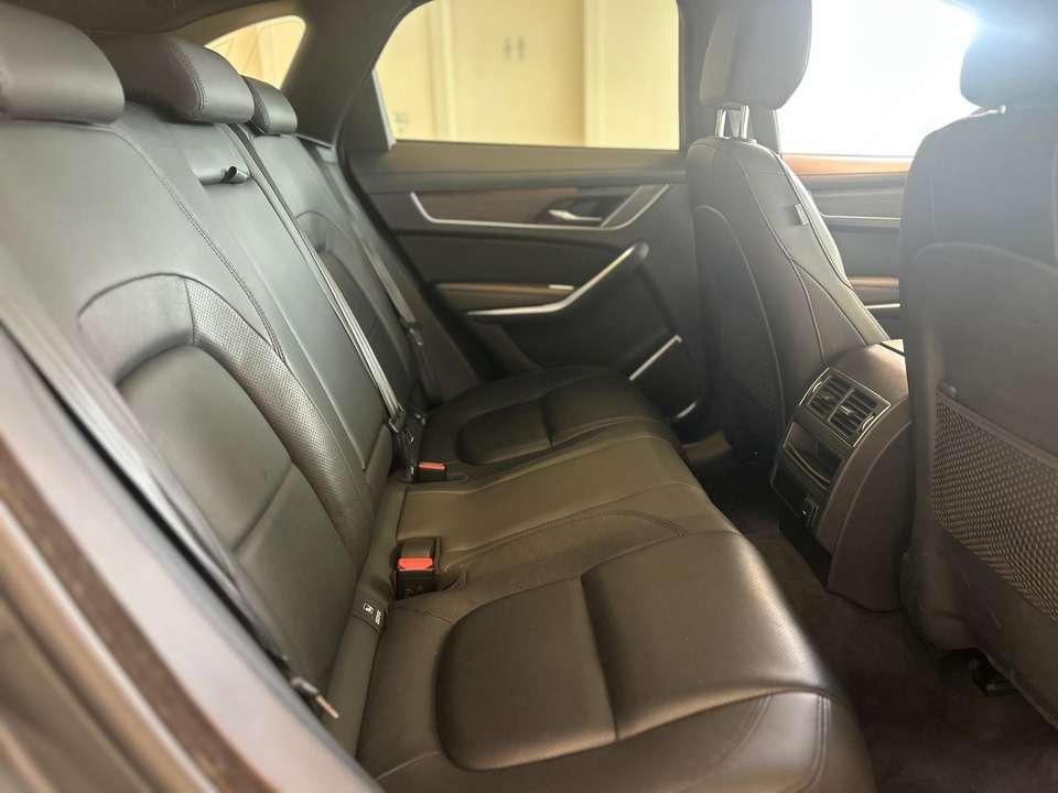 Jaguar F-Pace - Imagem 9
