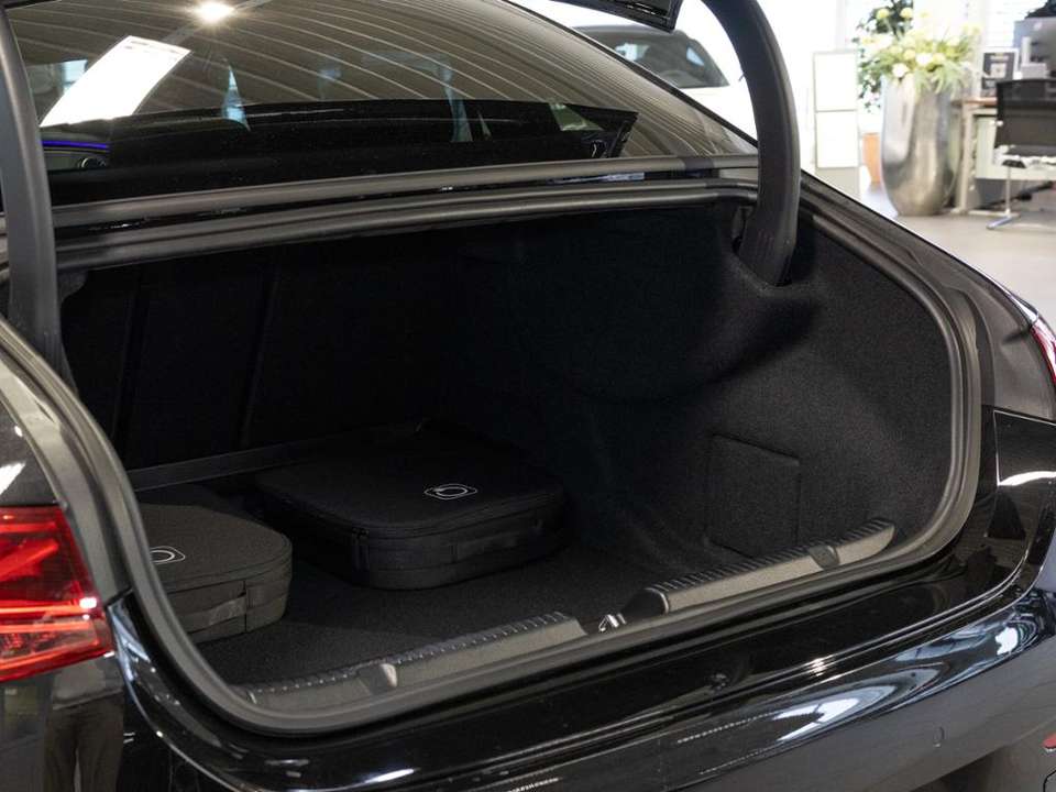 Mercedes-Benz EQE 350 - Imagem 11