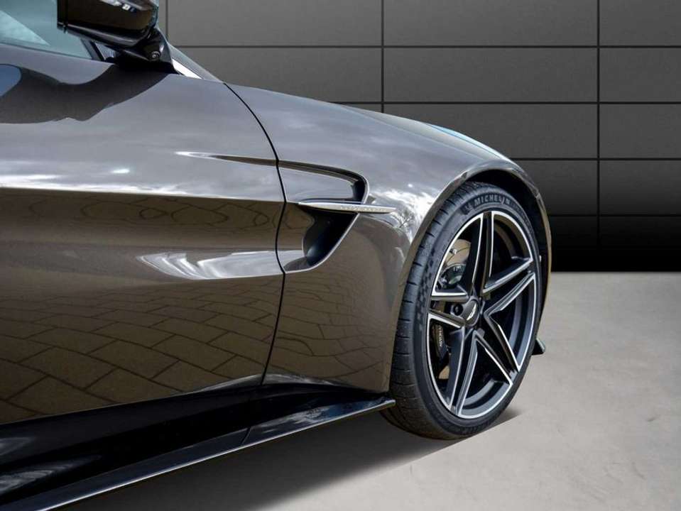 Aston Martin V8 - Imagem 8