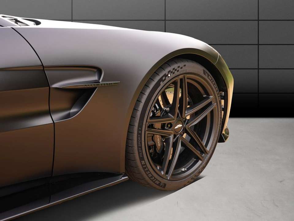 Aston Martin V8 - Imagem 8