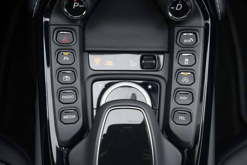 Aston Martin V8 - Imagem 10