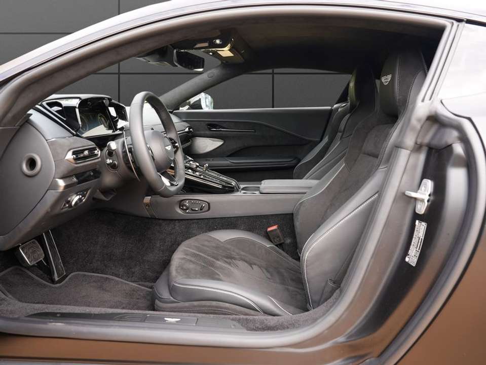 Aston Martin V8 - Imagem 11