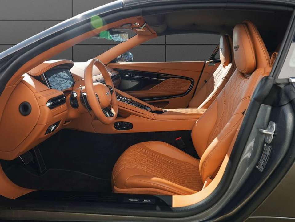 Aston Martin DB12 - Imagem 12