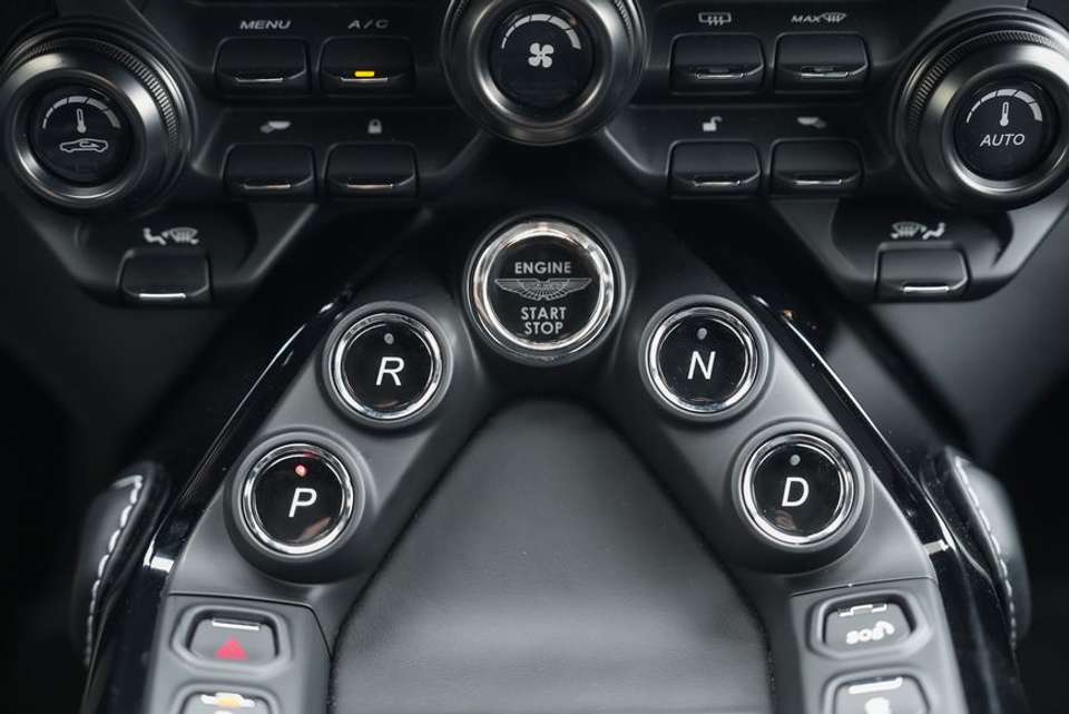 Aston Martin V8 - Imagem 15