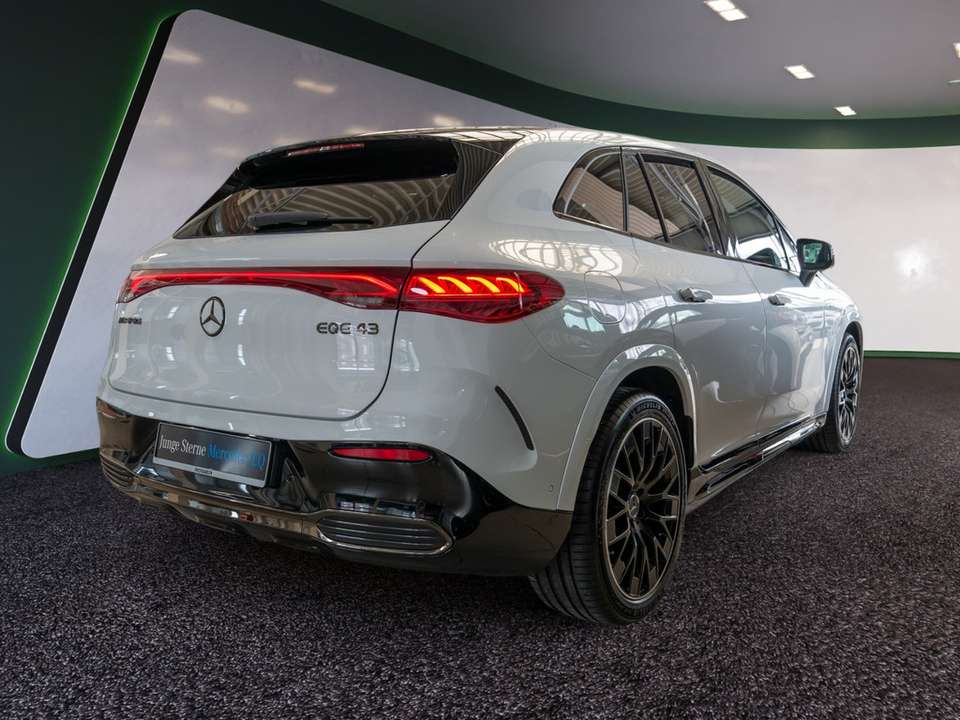 Mercedes-Benz EQE 43 - Imagem 8