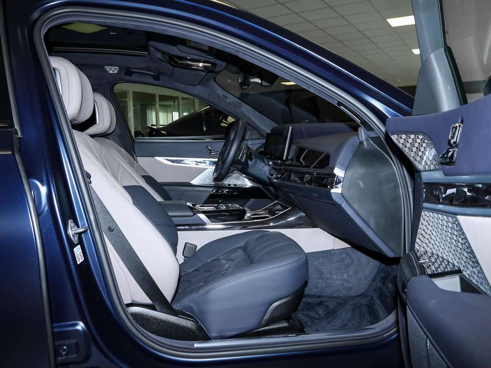 BMW 750 - Imagem 3