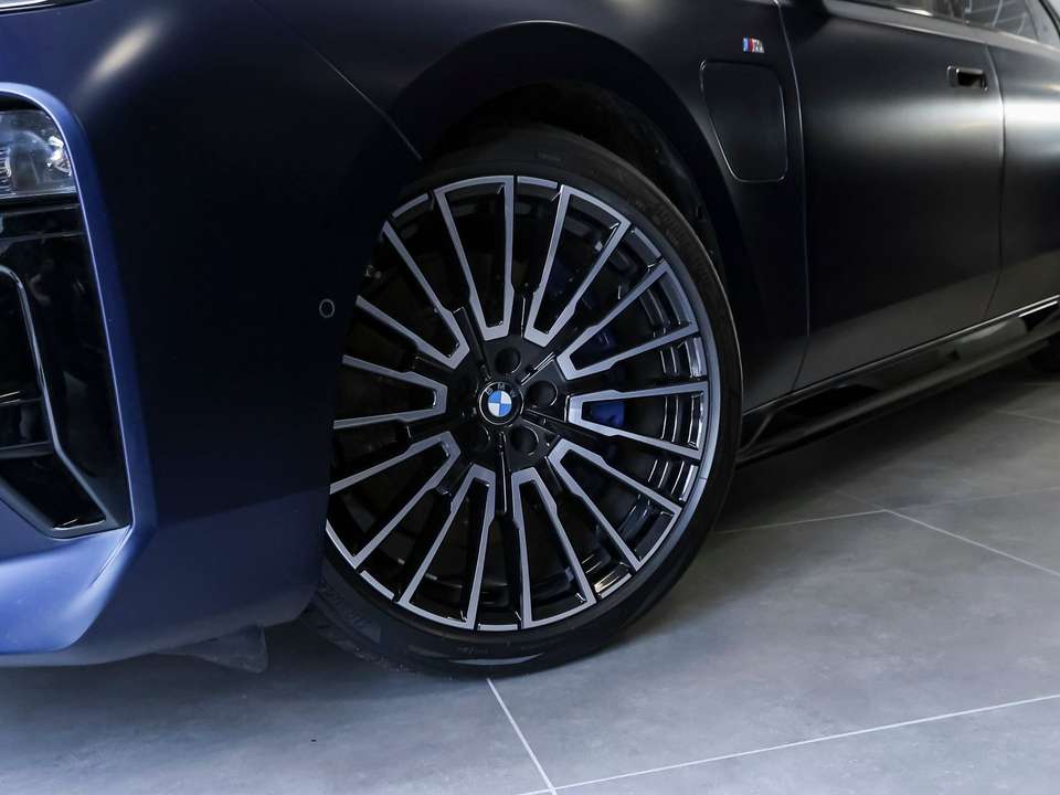 BMW 750 - Imagem 6