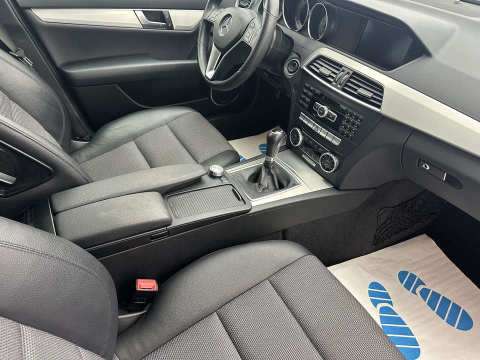 Mercedes-Benz C 180 - Imagem 11