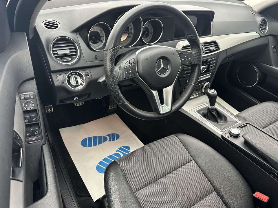 Mercedes-Benz C 180 - Imagem 13