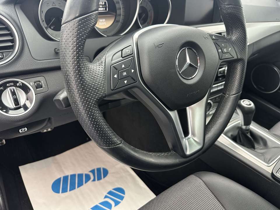 Mercedes-Benz C 180 - Imagem 14