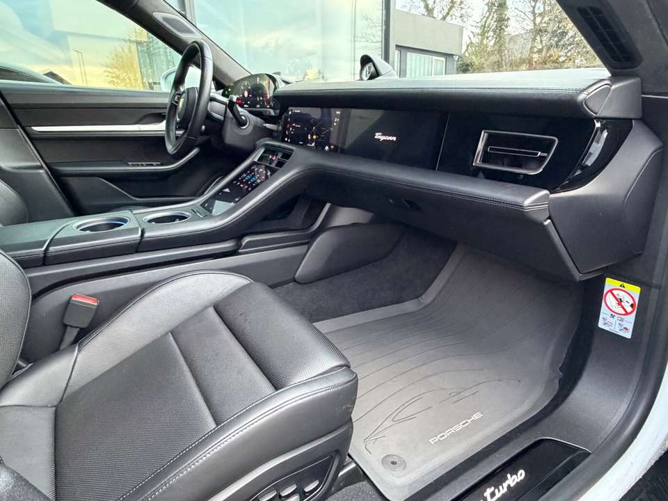 Porsche Taycan - Imagem 11