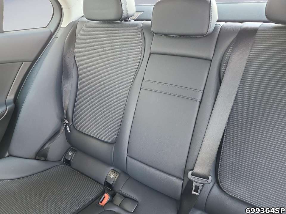 Mercedes-Benz C 180 - Imagem 12