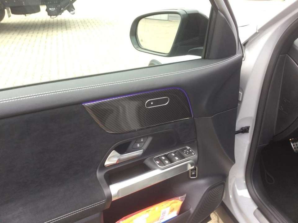 Mercedes-Benz GLB 180 - Imagem 7