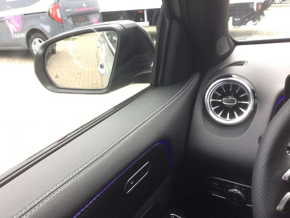 Mercedes-Benz GLB 180 - Imagem 9