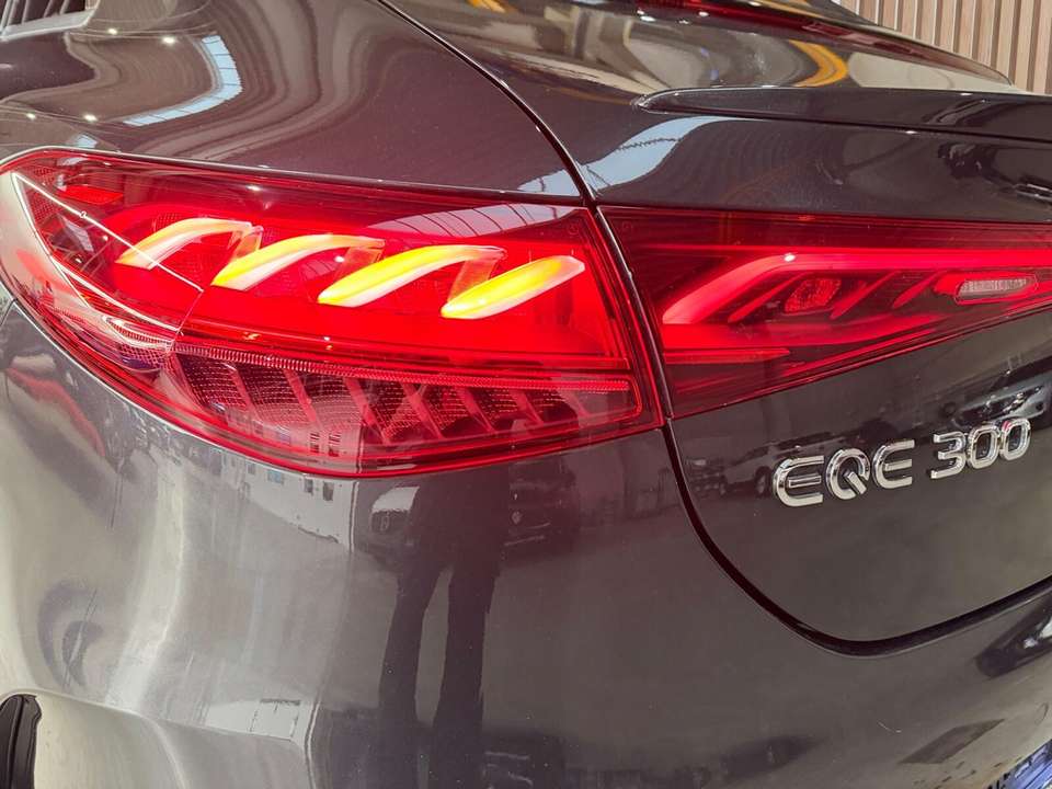 Mercedes-Benz EQE 300 - Imagem 9
