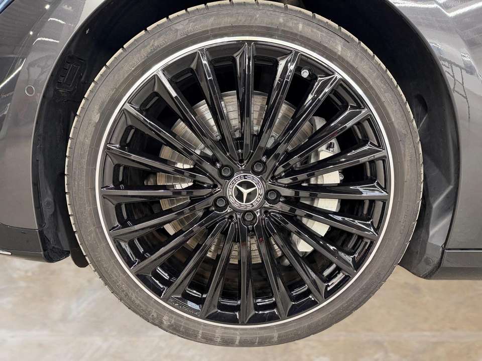 Mercedes-Benz EQE 300 - Imagem 12