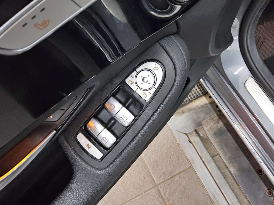 Mercedes-Benz C 300 - Imagem 10