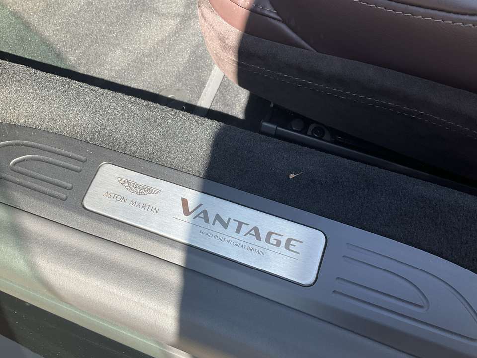 Aston Martin Vantage - Imagem 14