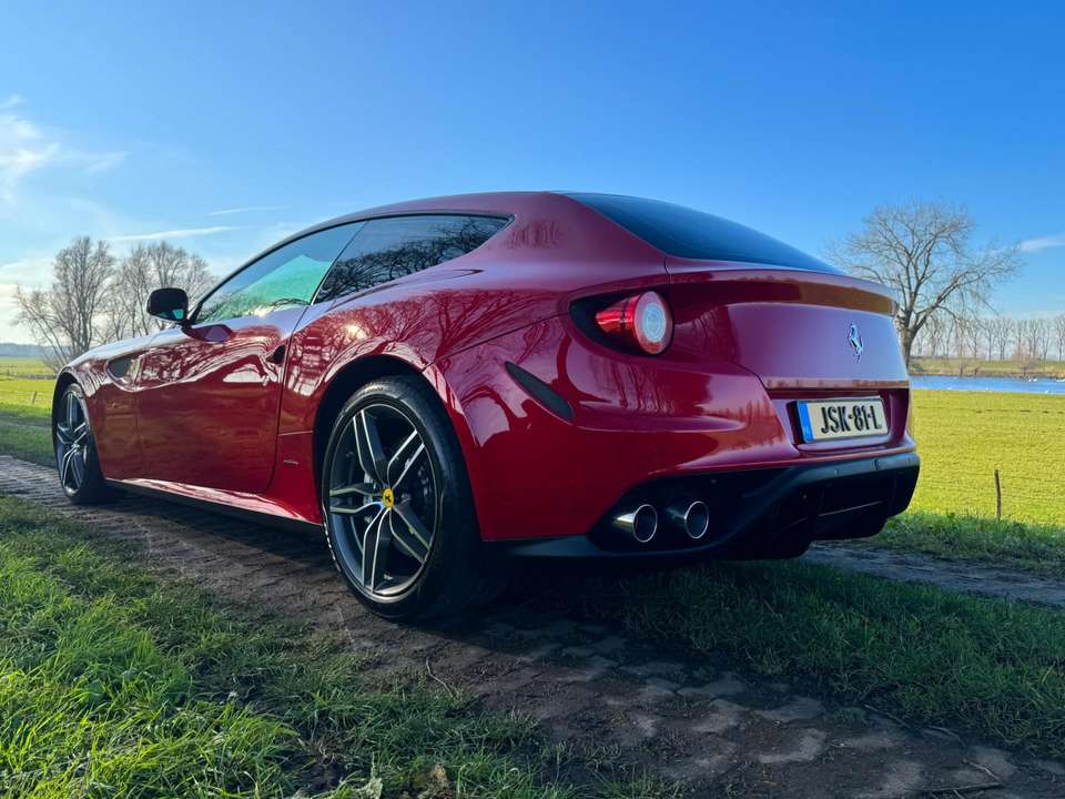 Ferrari FF - Imagem 12