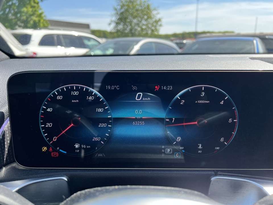 Mercedes-Benz GLB 180 - Imagem 8