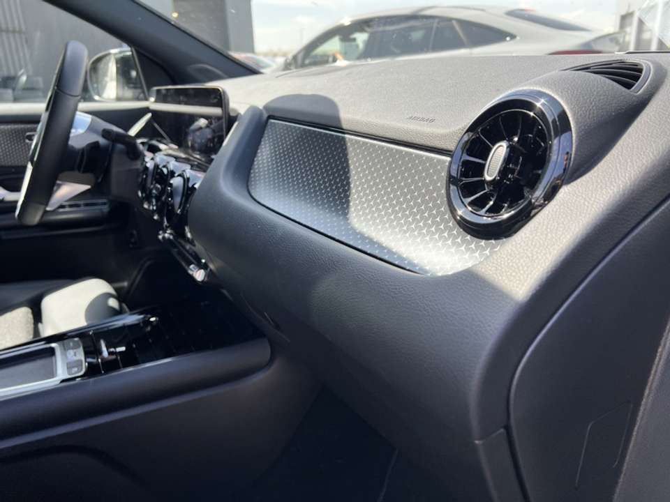 Mercedes-Benz GLA 180 - Imagem 12