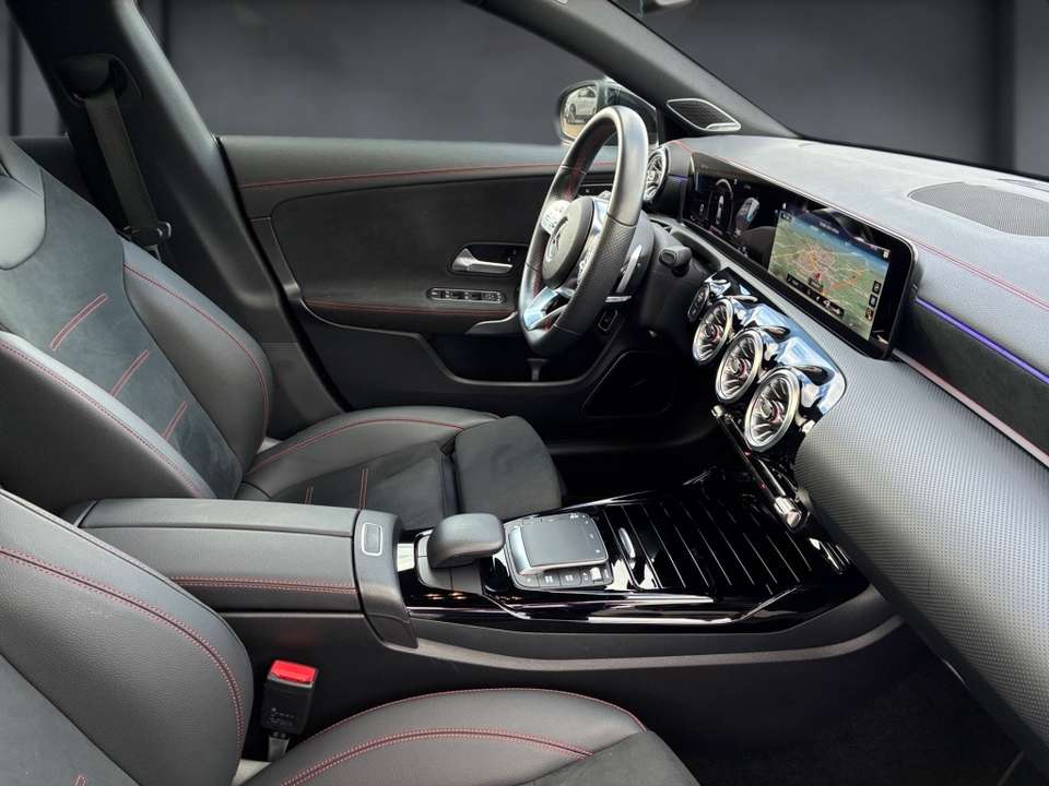Mercedes-Benz CLA 45 AMG - Imagem 15