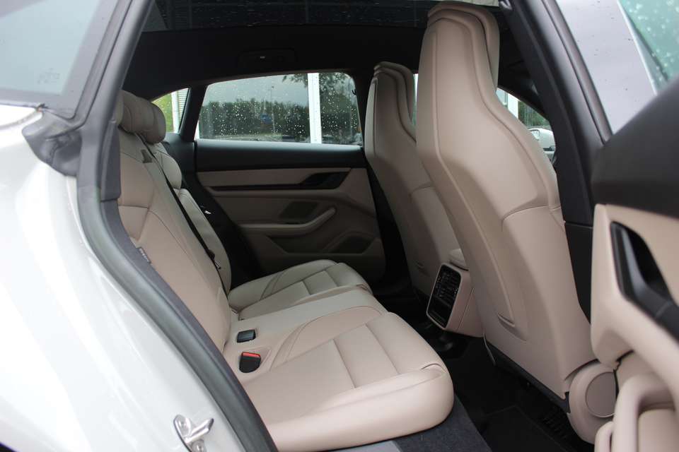Porsche Taycan - Imagem 13
