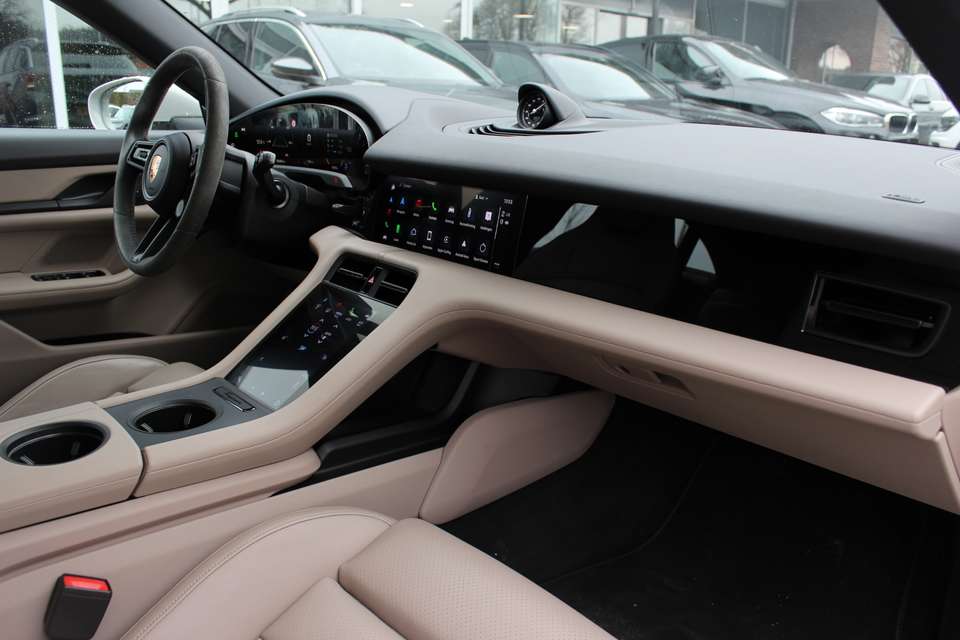 Porsche Taycan - Imagem 14