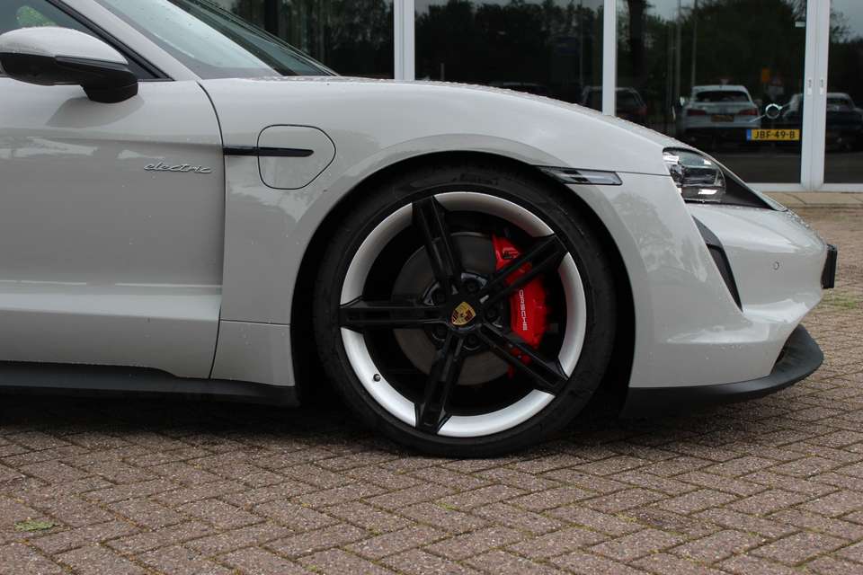 Porsche Taycan - Imagem 15