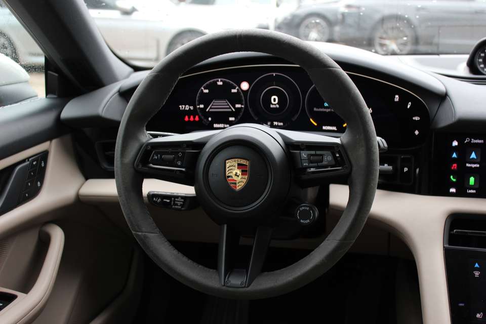 Porsche Taycan - Imagem 18