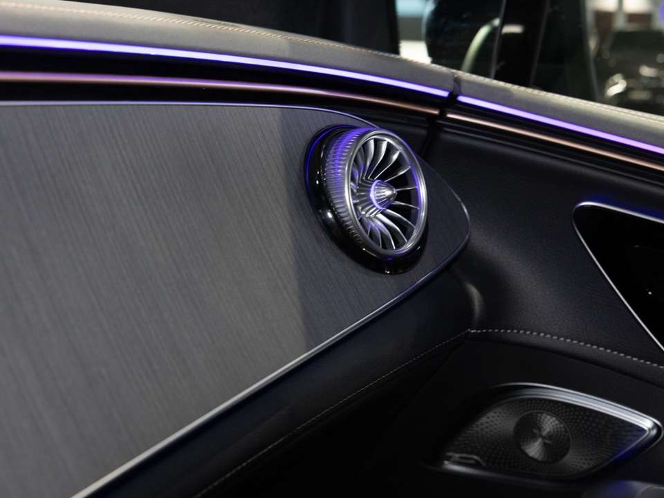 Mercedes-Benz EQE SUV - Imagem 14