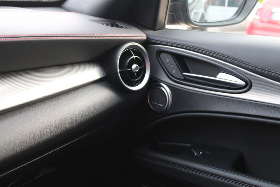 Alfa Romeo Stelvio - Imagem 12