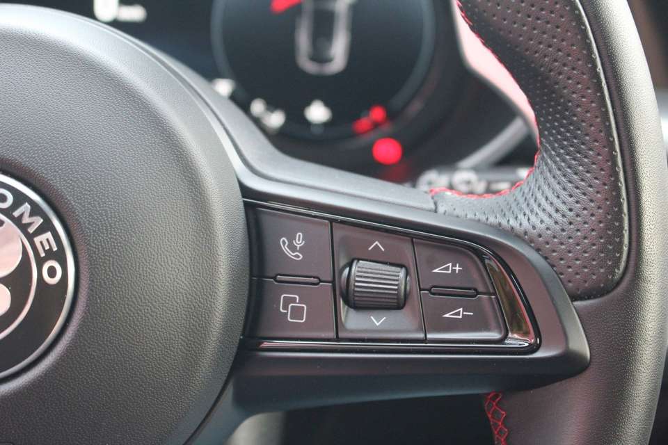 Alfa Romeo Stelvio - Imagem 14
