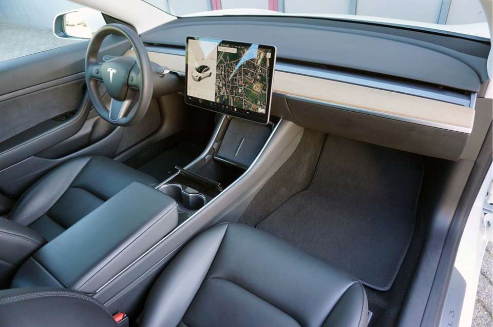 Tesla Model 3 - Imagem 11