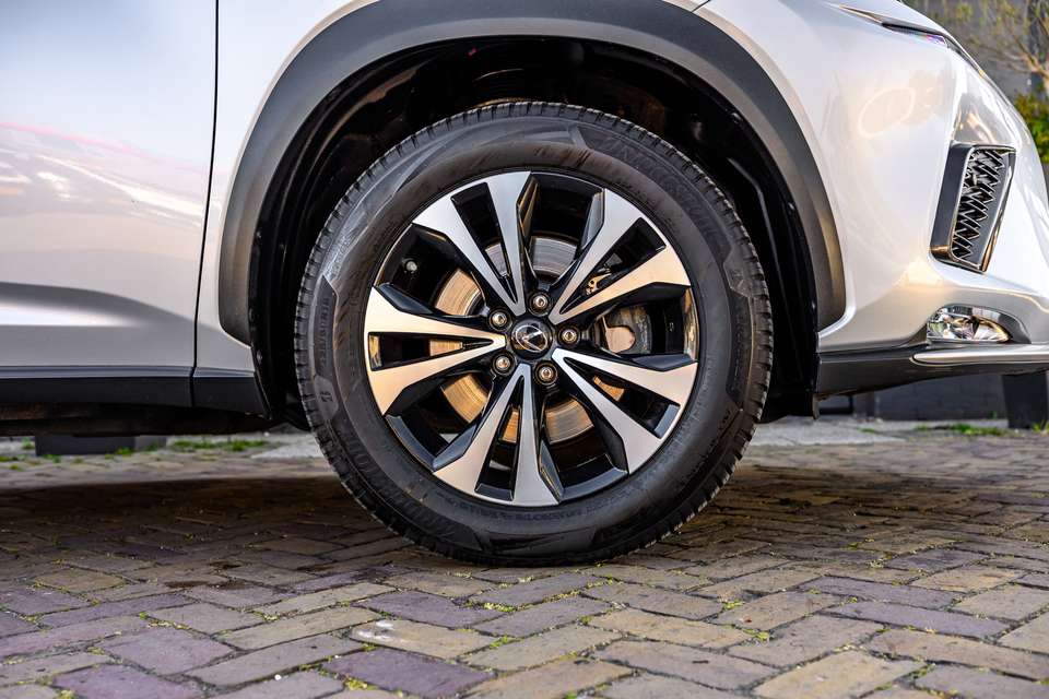 Lexus NX 300h - Imagem 9