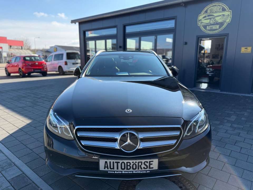 Mercedes-Benz E 220 - Imagem 2