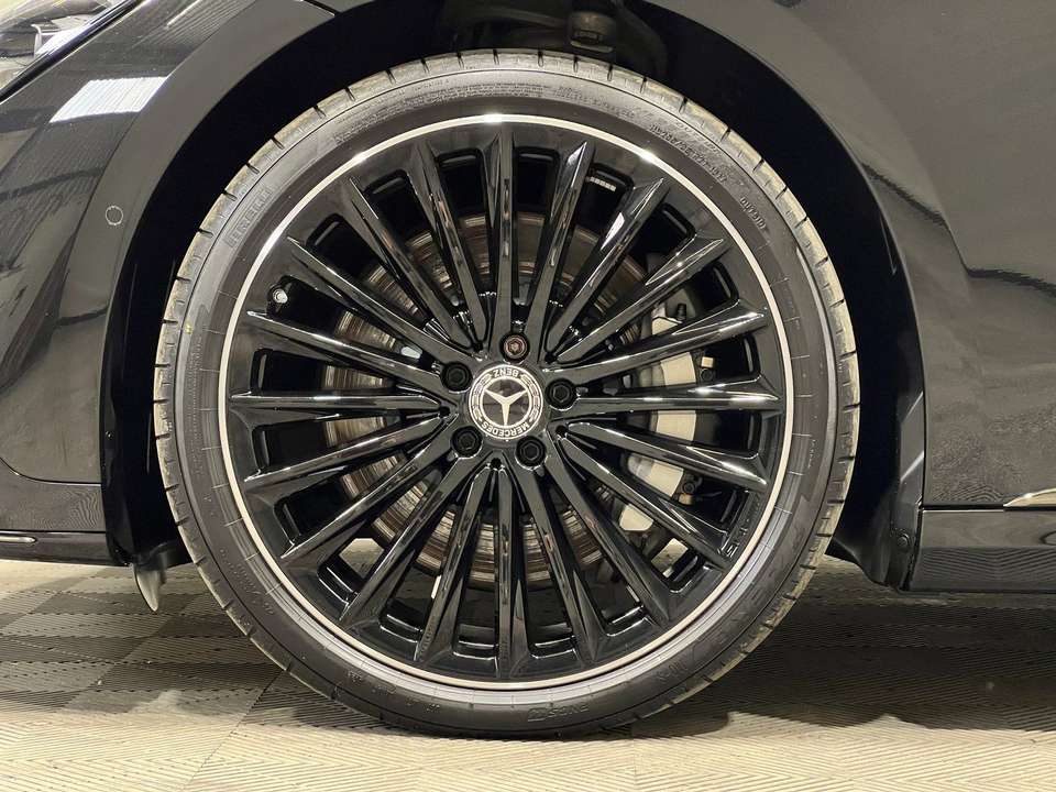Mercedes-Benz EQE 300 - Imagem 3