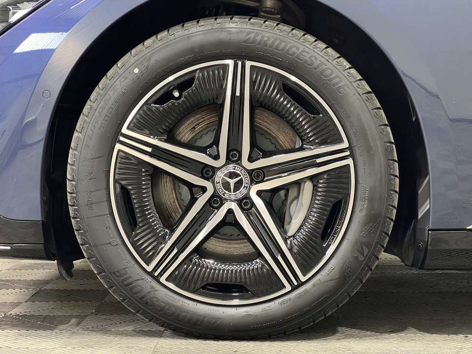Mercedes-Benz EQE 300 - Imagem 3